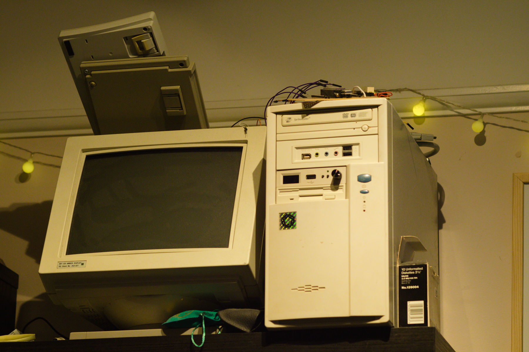 FujiFilm X-T20 + Tamron 90mm f/2.5 SP, ISO 1600, f/?, 1/125 s